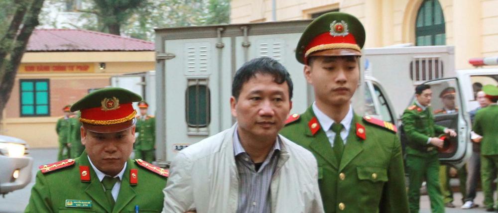 Trinh Xuan Thanh wird in Hanoi zum Gerichtssaal gebracht. 