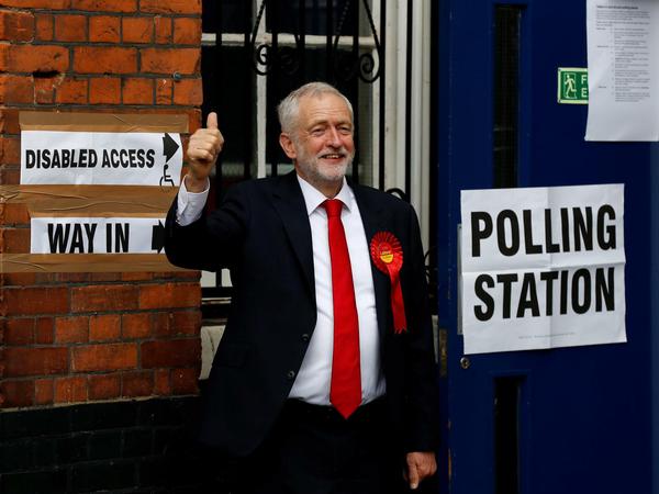 Labour-Chef Jeremy Corbyn vor seinem Wahllokal in Islington/London.