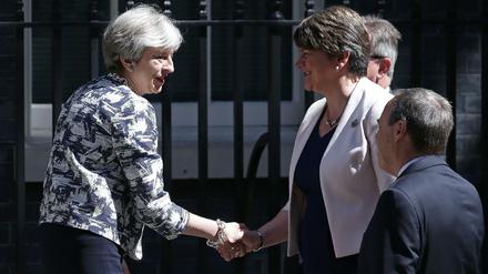 Premierministerin May beim Handshake mit der führenden DUP-Vertreterin Arlene Foster (r.).