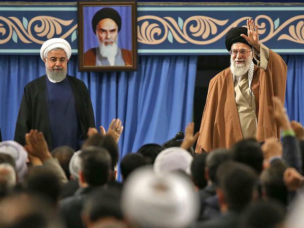 Auch unter Revolutionsführer Ali Chamenei (r.) und Präsident Hassan Ruhani baut der Iran seine Stellung als regionale Großmacht aus.