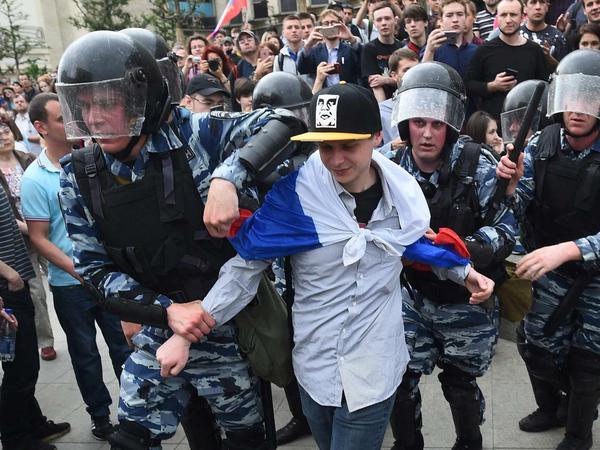 In Moskau und St.Petersburg nahmen russische Sicherheitskräfte Demonstranten fest.