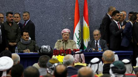 Massoud Barzani (mitte), der Präsident der kurdischen Region in Irak, heute beim Besuch in Kirkuk.