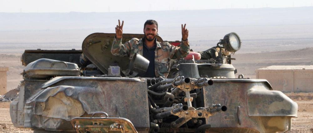 Zeichen des Sieges: Ein syrischer Soldat nahe der eroberten Stadt Deir as-Saur