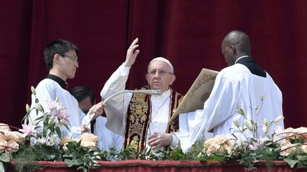 Vom Balkon des Petersdoms aus erteilte der Papst den traditionellen Segen "Urbi et Orbi".