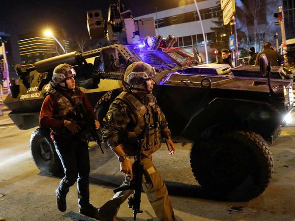 Attentat auf den russischen Botschafter in Ankara: Polizei sichert das Gebäude.