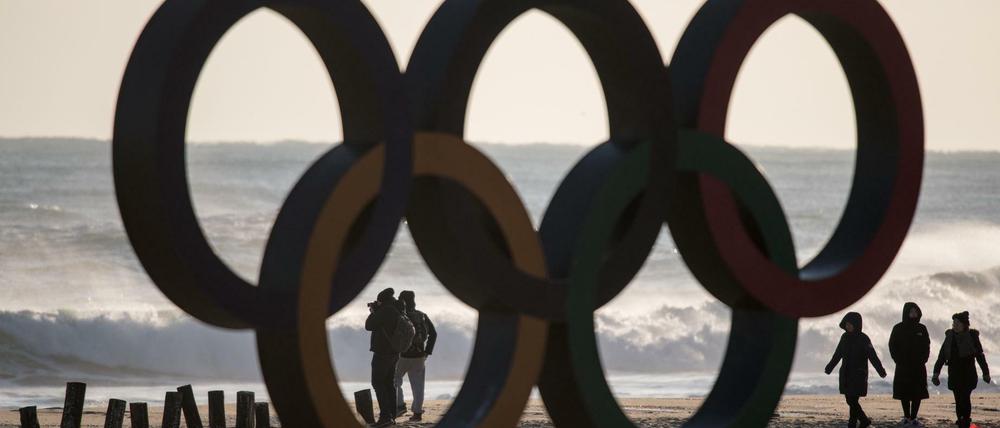 Olympische Ringe am Strand der gastgebenden Stadt Gangneung.