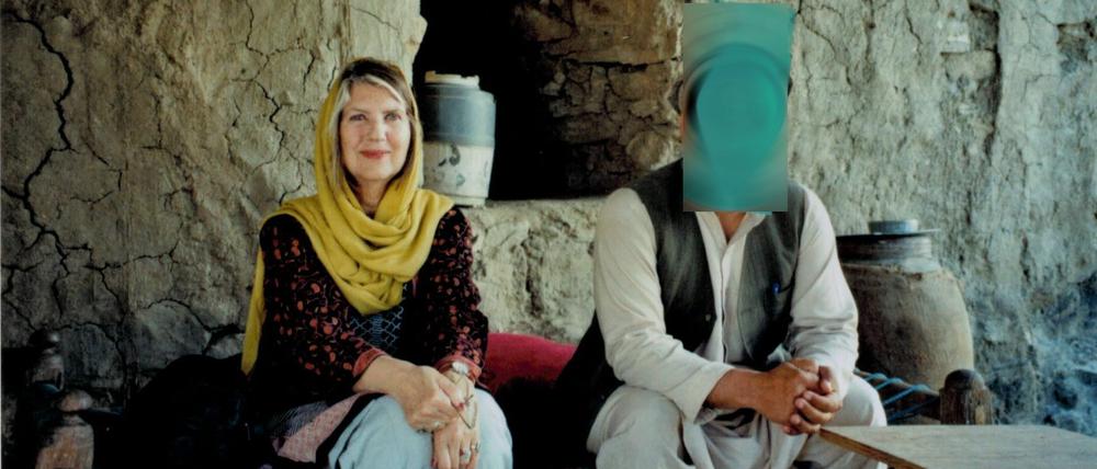 Hannelore Börgel in einem Bergdorf in einer östlichen Provinz Afghanistans. Das Gesicht ihres afghanischen Begleiters wurde abgedeckt, um ihn nicht zu gefährden. Denn in der Region sind Taliban unterwegs. 