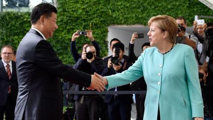 Bundeskanzlerin Angela Merkel empfängt Chinas Präsidenten Xi Jinping vor dem Kanzleramt.