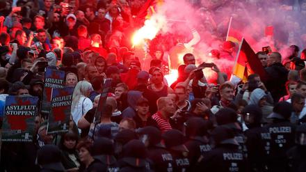 Wenn die Straße regiert: Rechte Demonstranten in Chemnitz in der Nacht zum Dienstag.