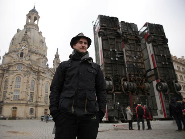 Der Künstler Manaf Halbouni vor seinem Werk an der Frauenkirche in Dresden.