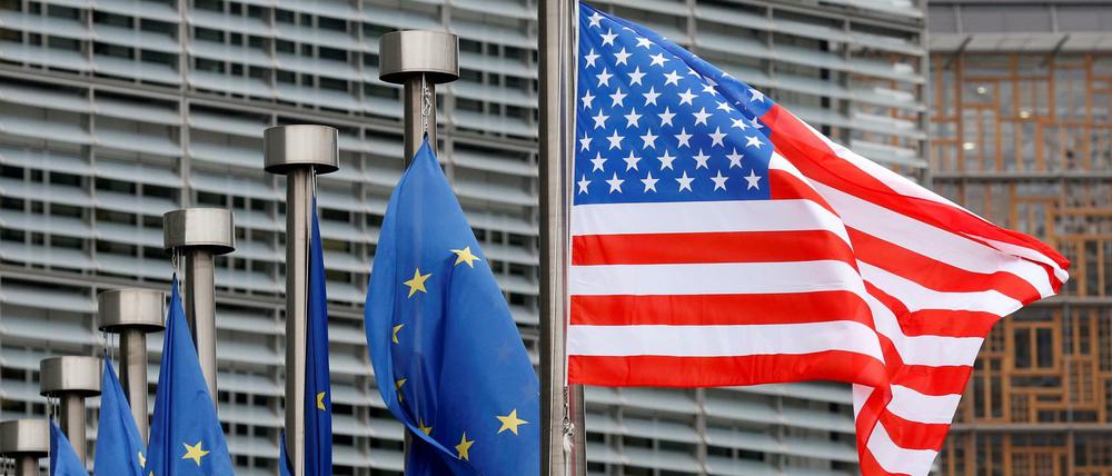 Alleine gegen Europa? Die US-Fahne flattert vor dem Hauptgebäude der EU-Kommission in Brüssel anlässlich des Besuchs von Vizepräsident Mike Pence.