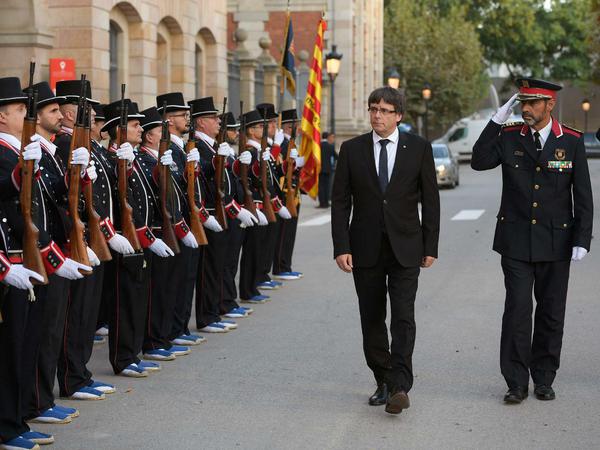 Mossos d'Esquadra - die katalanische Polizei wird von Regionalpräsident Carles Puigdemont und dem Mossos-Chef Josep Trapero begrüßt.