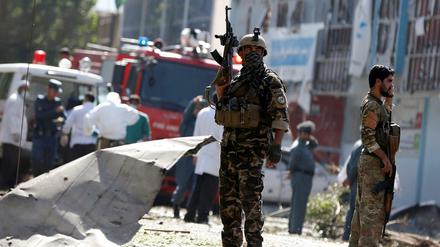 Afghanische Sicherheitskräfte sichern eine Kabuler Straße nach einem Selbstmordanschlag am Montagmorgen. 