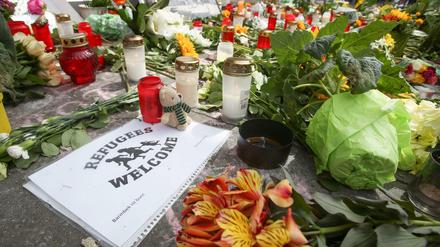 Neben Blumen und Kerzen haben Hamburger ein Schild mit "Flüchtlinge Willkommen, Barmbek ist bunt" am Ort des Angriffs abgelegt. 