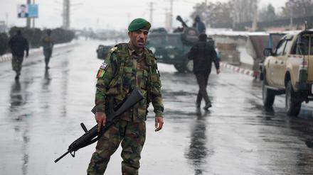 Soldaten am Tatort in Kabul nach dem Angriff auf eine Militäreinheit 