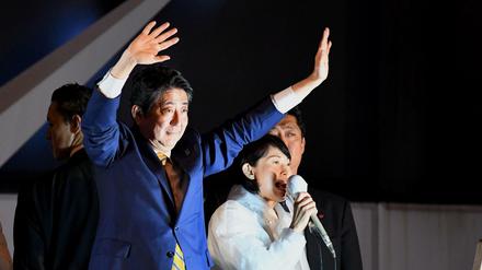 Japans Premier Abe winkt Anhängern am Tag vor der Wahl zu.
