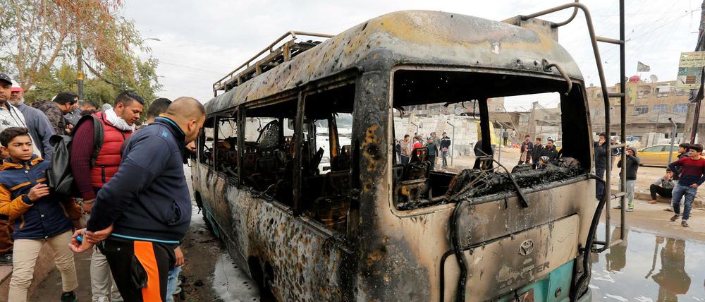 Wieder Anschlag in Bagdad: Ein ausgebrannter Bus am Tatort