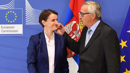 EU-Kommissionschef Jean-Claude Juncker begrüßt die serbische Premierministerin Ana Brnabic in Brüssel.