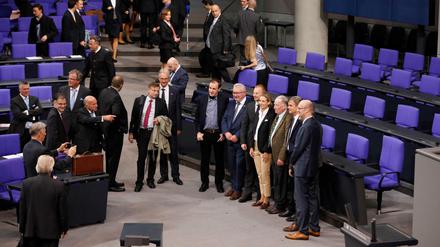 Fürs Album: Die AfD-Fraktion stellt sich bei der ersten Bundestagssitzung fürs Foto auf. 