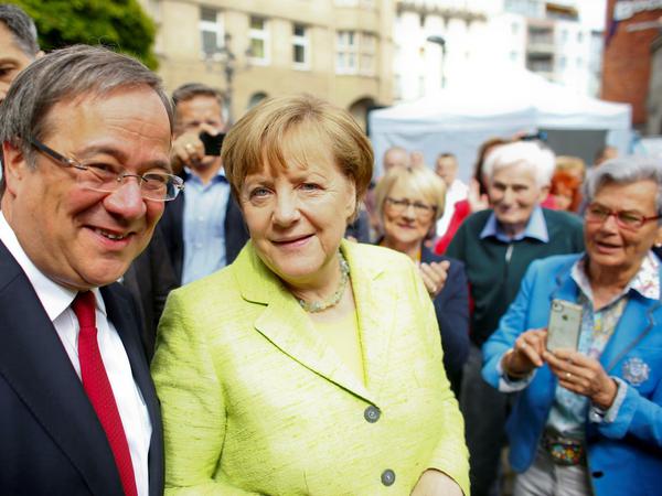Unters Volk: CDU-Spitzenkandidat Armin Laschet und Bundeskanzlerin Angela Merkel am Samstag beim Wahlkampffinale in Aachen.