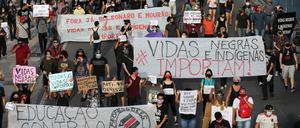Menschen in Manus, Brasilien, demonstrieren am Sonntag gegen Rassismus und gegen Präsident Bolsonaro.