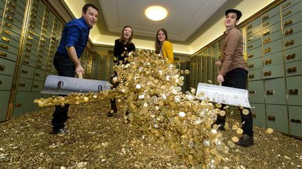 Verfechter des Grundeinkommens bei einer Aktion mit Fünf-Rappen-Münzen in einem Schweizer Banksafe.