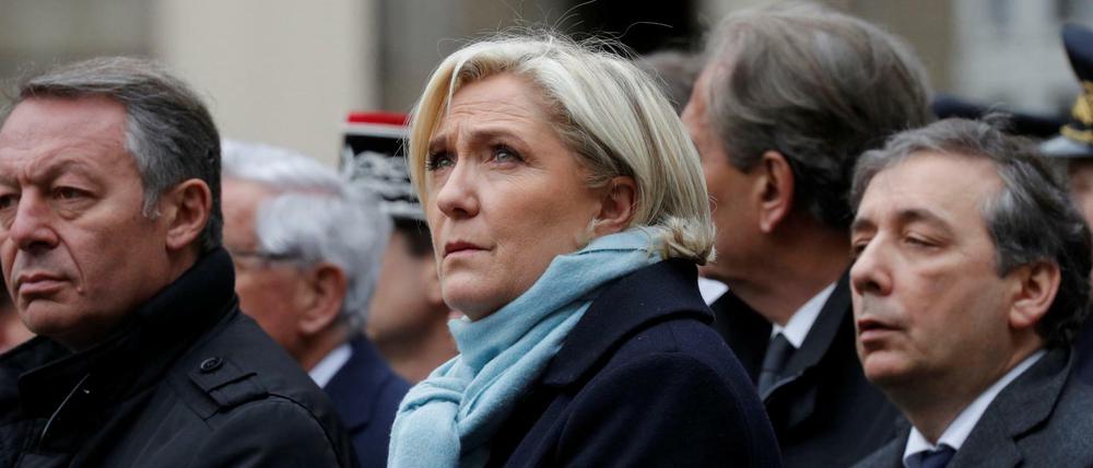 Demonstrativ stellte sich Marine Le Pen bei dem Gedenken an den Rand der Regierung.