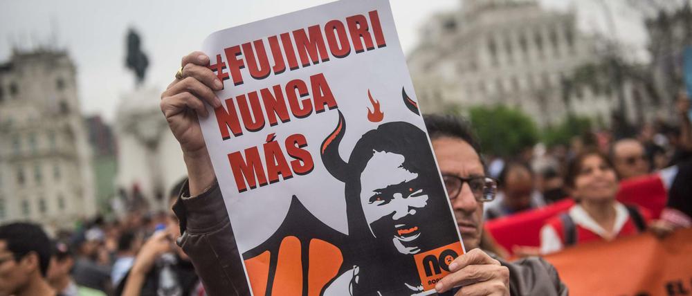 Proteste in Peru: "Nie mehr Fujimori" steht auf dem Schild, das der Demonstrant in Lima hochhält. Der Ex-Präsident sitzt wegen Korruption schwerer Menschenrechtsverbrechen im Gefängnis, seine Anhänger halten aber die Mehrheit Parlament.