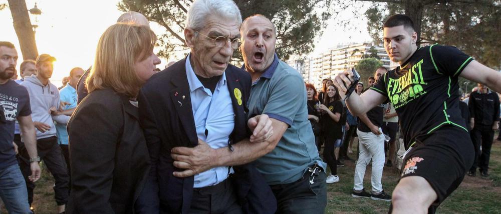 Spießrutenlauf: Der schon angeschlagene Yiannis Boutaris (Mitte) wird weiter von einem Rechten attackiert.
