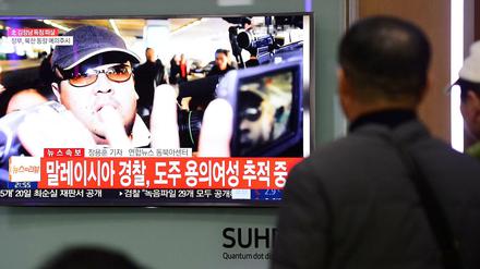 Südkoreaner sehen in Seoul die Nachricht von der Ermordung des Halbbruders vom Nordkoreanischen Diktator Kim Jong Un. 