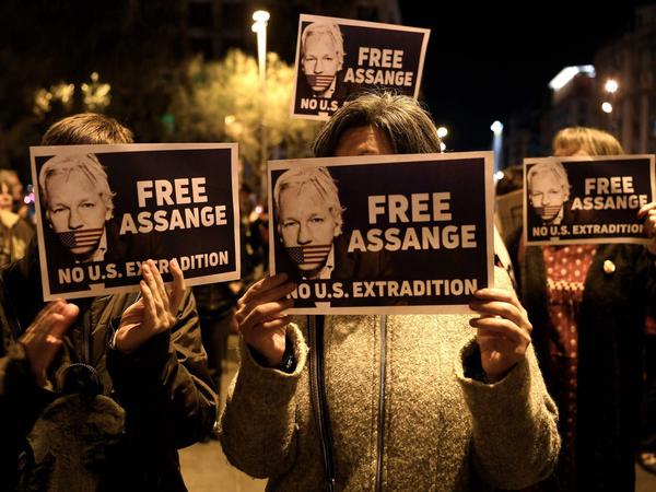 Demonstranten am Montag in London, die für Assange-Freilassung eintreten.