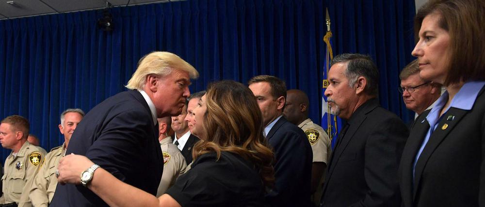 S-Präsident Donald Trump bedankt sich bei den Einsatzkräften und Helfern nach dem Massaker von Las Vegas.