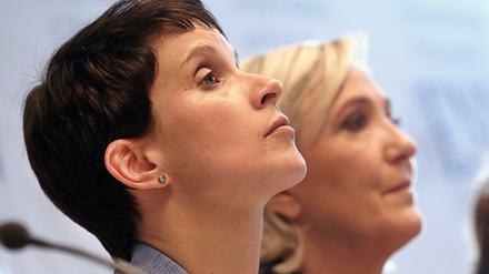 Die AFD-Vorsitzende Frauke Petry neben der Vorsitzenden des französischen Front National (FN), Marine Le Pen in Koblenz.