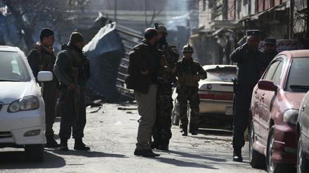Sicherheitsbehörden sichern nach einem Anschlag in Kabul den Tatort ab. 