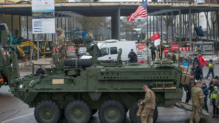 Ein gepanzertes Fahrzeug der US-Armee steht an der estnisch-russischen Grenze. Die Amerikaner zeigen im Baltikum Flagge.