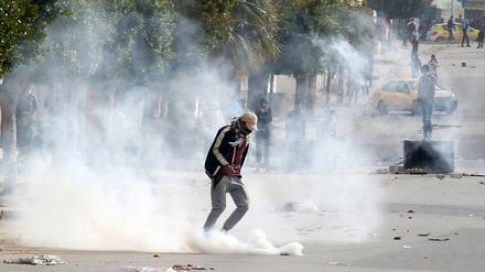 Demonstranten in einer Tränengaswolke in der tunesischen Stadt Kasserine