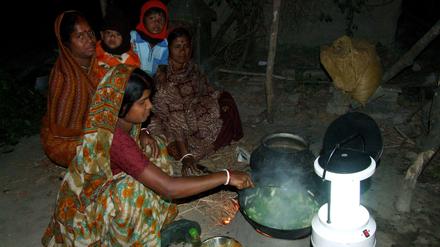 Es werde Licht. Eine beim Teri-Institut entwickelte Solarlampe beleuchtet abends Hütten indischer Familien. Doch zum Kochen verwenden viele noch immer Holzkohle.