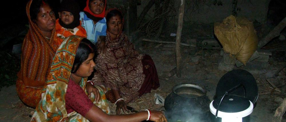 Es werde Licht. Eine beim Teri-Institut entwickelte Solarlampe beleuchtet abends Hütten indischer Familien. Doch zum Kochen verwenden viele noch immer Holzkohle.