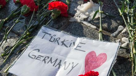 Vereint in Trauer - hier ein Bild vom Schauplatz des Anschlags nahe der Blauen Moschee in Istanbul, wo zwölf deutsche Touristen starben.
