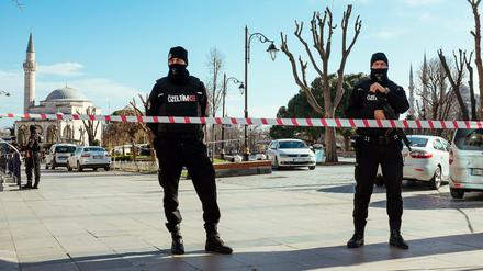 Polizisten sichern den Ort des Anschlags in Istanbul.