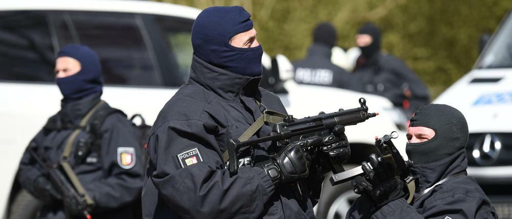 Schwer bewaffnete Polizisten mit Maschinenpistolen bei einer Anti-Terror-Übung (Archivbild).