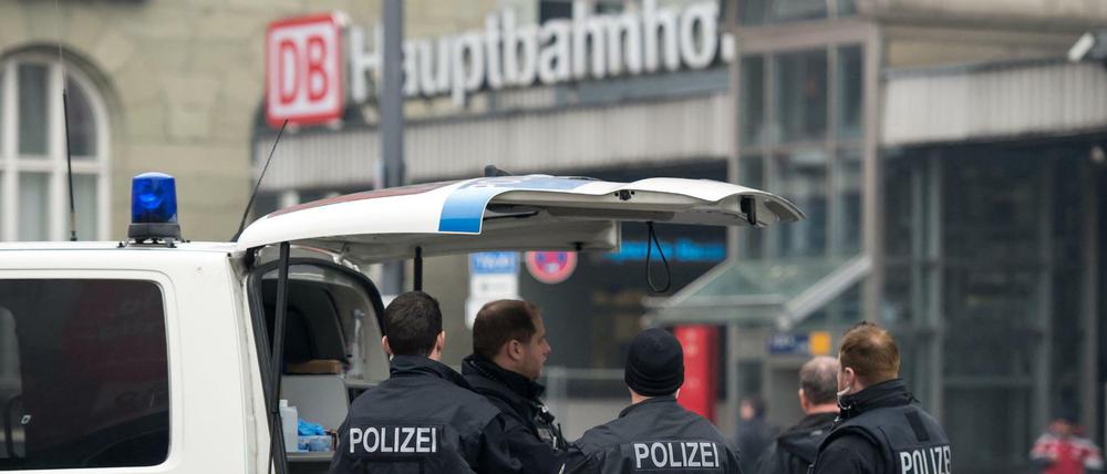 In München waren zu Silvester der Hauptbahnhof und der Bahnhof in Pasing wegen Hinweisen auf bevorstehende Anschläge vorübergehend geschlossen worden.