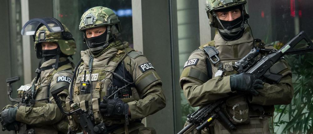 Schwer bewaffnete Polizisten stehen Silvester vor dem Münchener Hauptbahnhof. Die Polizei bleibt auch an Neujahr in Alarmbereitschaft.