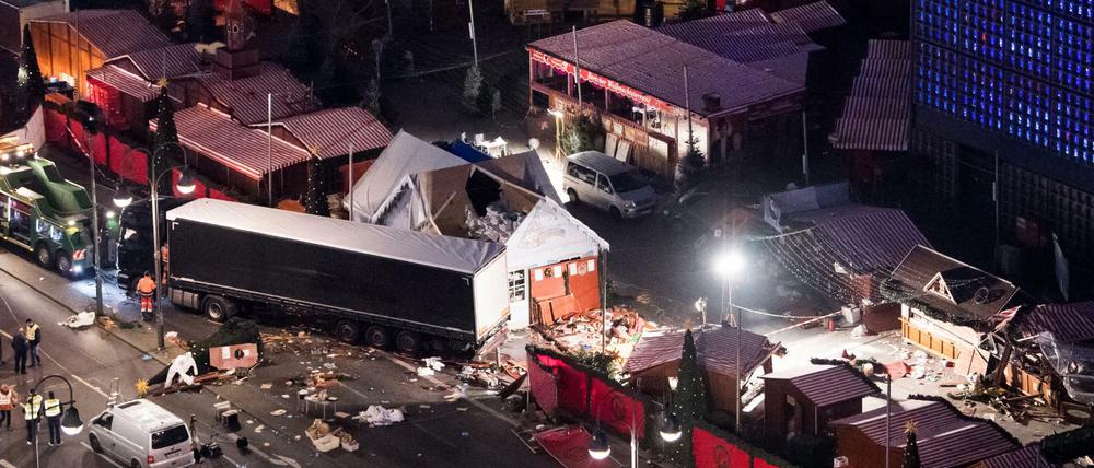 Eine Schneise der Verwüstung war auf dem Weihnachtsmarkt am Breitscheidplatz zu sehen, nachdem der Attentäter Anis Amri mit einem Lastwagen über den Platz gerast war.