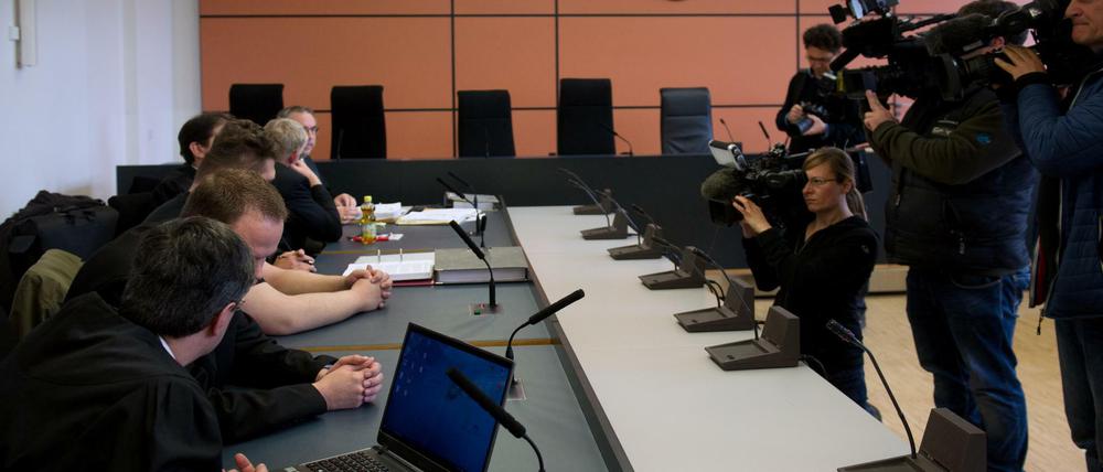 Verhandlung im Amtsgericht Dresden: Zweiter von links ist Timo S., einer der führenden Köpfe der mutmaßlich rechtsterroristischen "Gruppe Freital"