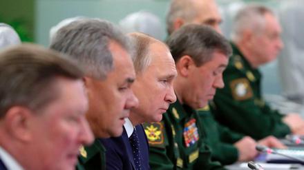 Der russische Präsident Wladimir Putin im Kontrollraum des Verteidigungsministeriums in Moskau 