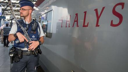 Ein Polizist bewacht einen Thalys-Zug (Archivbild von 2015).