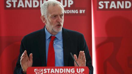 Steht für Rot pur: Oppositionsführer Jeremy Corbyn bei einer Labour-Veranstaltung Ende Juni.