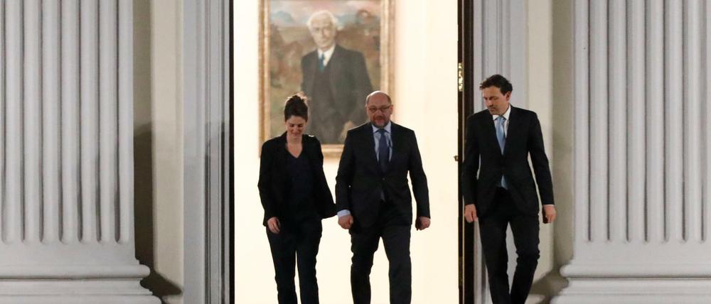 SPD-Chef Martin Schulz (M.) verlässt Schloss Bellevue nach dem Gespräch mit Merkel, Seehofer und Steinmeier.
