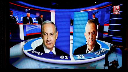 Israels Premier Benjamin Netanjahu (l.) und sein Rivale Benny Gantz lieferten sich bei den Parlamentswahlen in Israel ein Kopf-an-Kopf-Renen.